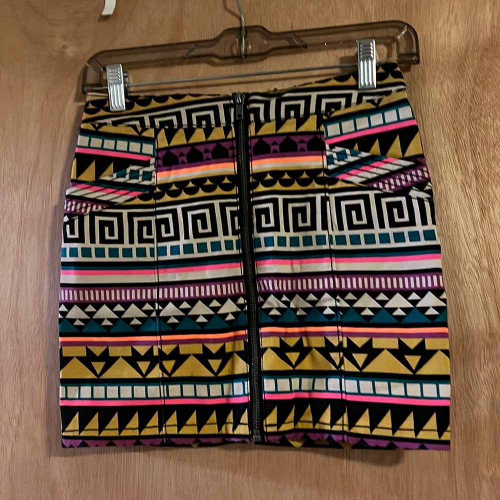 🆑FINAL PRICE‼️ Divided size 4 Aztec print skirt w/pockets & functional zipper